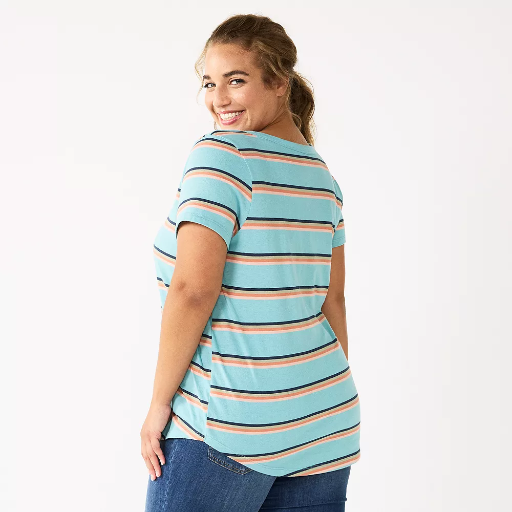 Juniors' Plus Size SO® Short Sleeve V-Neck Core Tee 4 Juniors' Plus Size SO® Short Sleeve V-Neck Core Tee - Image 2